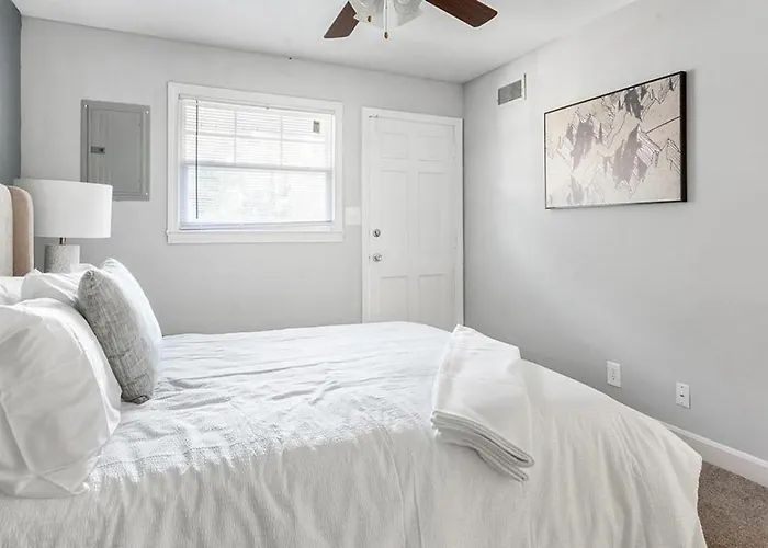 Apartment Landing - Modern With Amazing Amenities *